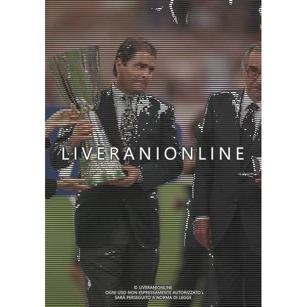 MILANO SUPERCOPPA ITALIANA MILAN PARMA 21-081-1999 NELLA FOTO MARCO DE BENEDETTI CON LA SUPERCOPPA ITALIANA AG ALDO LIVERANI SAS