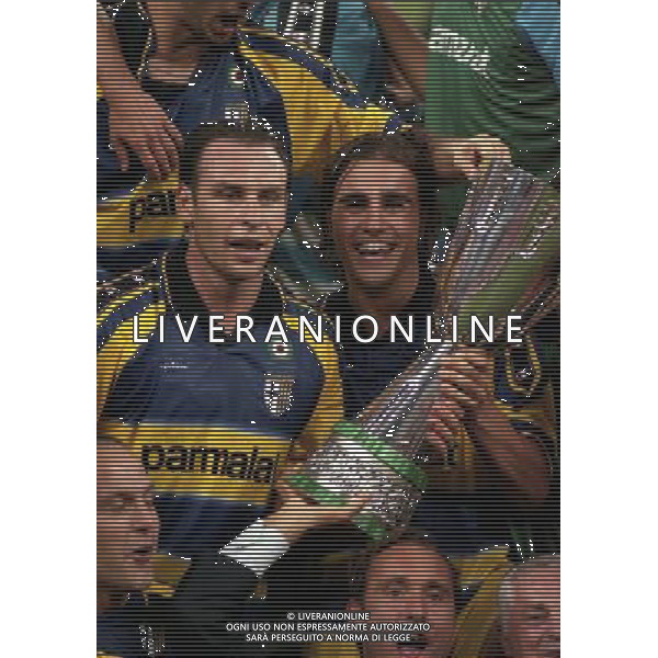 MILANO SUPERCOPPA ITALIANA MILAN PARMA 21-08 -1999 NELLA FOTO ALAIN BOGHOSSIAN E FABIO CANNAVARO CON LA SUPERCOPPA ITALIANA AG ALDO LIVERANI SAS