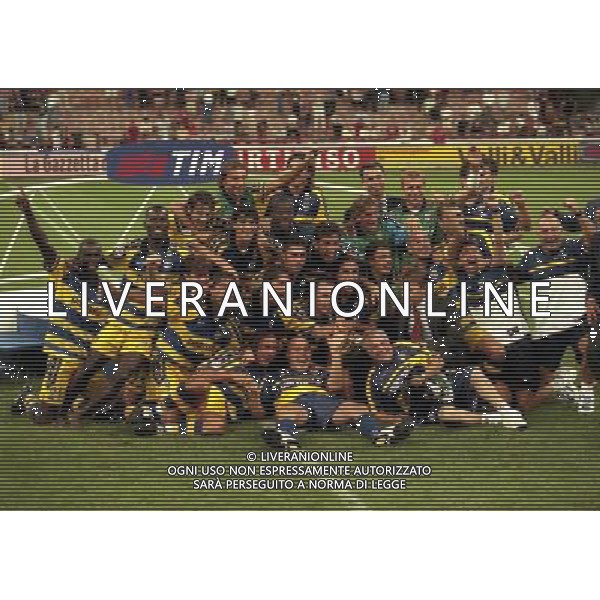 MILANO SUPERCOPPA ITALIANA MILAN PARMA 21-081-1999 NELLA FOTO I GIOCATORI DEL PARMA FESTEGGIANO CON LA SUPERCOPPA ITALIANA AG ALDO LIVERANI SAS