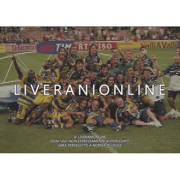 MILANO SUPERCOPPA ITALIANA MILAN PARMA 21-081-1999 NELLA FOTO I GIOCATORI DEL PARMA FESTEGGIANO CON LA SUPERCOPPA ITALIANA AG ALDO LIVERANI SAS