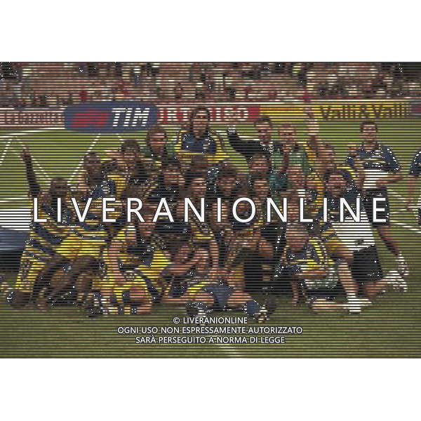 MILANO SUPERCOPPA ITALIANA MILAN PARMA 21-081-1999 NELLA FOTO I GIOCATORI DEL PARMA FESTEGGIANO CON LA SUPERCOPPA ITALIANA AG ALDO LIVERANI SAS