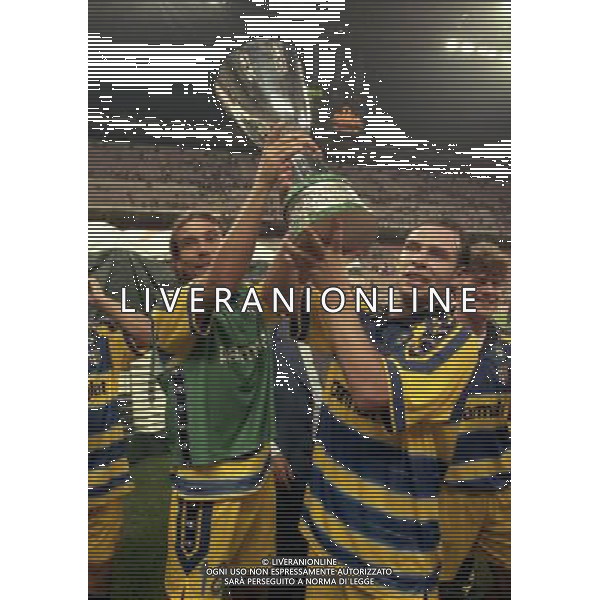 MILANO SUPERCOPPA ITALIANA MILAN PARMA 21-08 -1999 NELLA FOTO GIAMPIERO MAINI E ALAiN BOGHOSSIAN CON LA SUPERCOPPA ITALIANA AG ALDO LIVERANI SAS