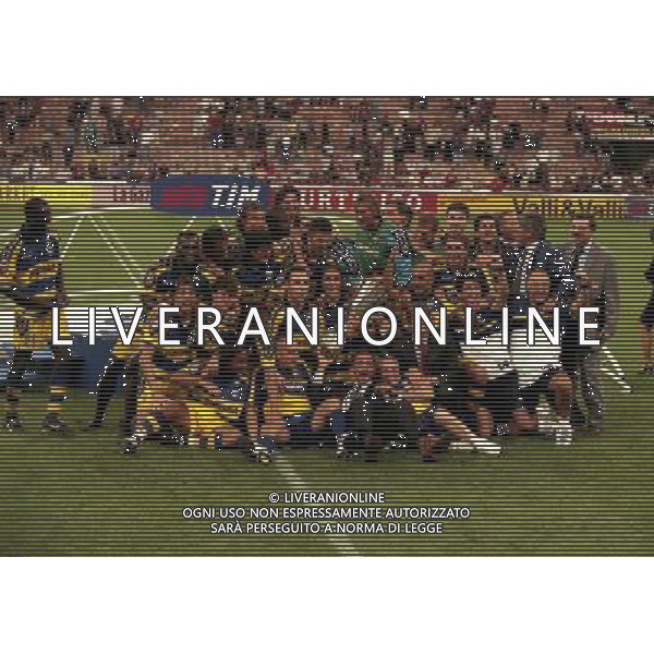 MILANO SUPERCOPPA ITALIANA MILAN PARMA 21-081-1999 NELLA FOTO I GIOCATORI DEL PARMA FESTEGGIANO CON LA SUPERCOPPA ITALIANA AG ALDO LIVERANI SAS