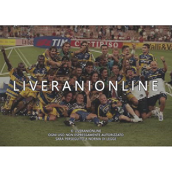 MILANO SUPERCOPPA ITALIANA MILAN PARMA 21-081-1999 NELLA FOTO I GIOCATORI DEL PARMA FESTEGGIANO CON LA SUPERCOPPA ITALIANA AG ALDO LIVERANI SAS