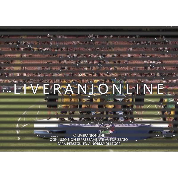 MILANO SUPERCOPPA ITALIANA MILAN PARMA 21-081-1999 NELLA FOTO I GIOCATORI DEL PARMA FESTEGGIANO CON LA SUPERCOPPA ITALIANA AG ALDO LIVERANI SAS