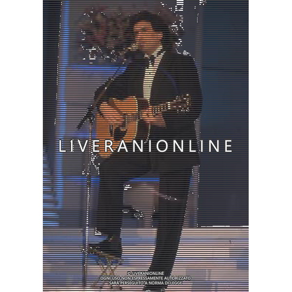 Teatro Ariston di Sanremo 40mo Festival della Canzone Italiana - 1990 nella foto Toto Cutugno con la canzone \' Gli amori \' si classifica al secondo posto ©Agenzia Aldo Liverani Sas