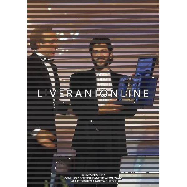 Teatro Ariston di Sanremo 37mo Festival della Canzone Italiana - 1987 nella foto Michele Zarrillo vincitore nuove proposte con \'La notte dei pensieri\' con Pippo Baudo (presentatore) ©Agenzia Aldo Liverani Sas