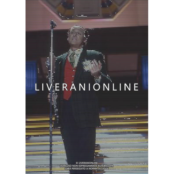 Teatro Ariston di Sanremo 36mo Festival della Canzone Italiana - 1986 nella foto Renzo Arbore con la canzone \' Il Clarinetto \' ©Agenzia Aldo Liverani Sas