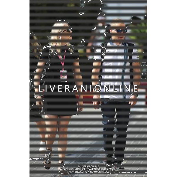 Valtteri Bottas (FIN) Williams with his girlfriend Emilia Pikkarainen (FIN). 27.11.2015. Formula 1 World Championship, Rd 19, Abu Dhabi Grand Prix, Yas Marina Circuit, Abu Dhabi, Practice Day. / AGENZIA ALDO LIVERANI SAS - ITALY ONLY EDITORIAL USE ONLY - Gp F1 Abu Dhabi Prove Libere