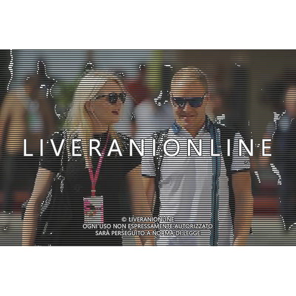 Valtteri Bottas (FIN) Williams with his girlfriend Emilia Pikkarainen (FIN). 27.11.2015. Formula 1 World Championship, Rd 19, Abu Dhabi Grand Prix, Yas Marina Circuit, Abu Dhabi, Practice Day. / AGENZIA ALDO LIVERANI SAS - ITALY ONLY EDITORIAL USE ONLY - Gp F1 Abu Dhabi Prove Libere