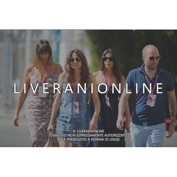 Members of the Button family. 27.11.2015. Formula 1 World Championship, Rd 19, Abu Dhabi Grand Prix, Yas Marina Circuit, Abu Dhabi, Practice Day. / AGENZIA ALDO LIVERANI SAS - ITALY ONLY EDITORIAL USE ONLY - Gp F1 Abu Dhabi Prove Libere