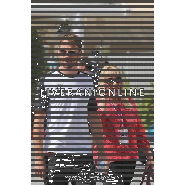 Jenson Button (GBR) McLaren with his mother Simone. 27.11.2015. Formula 1 World Championship, Rd 19, Abu Dhabi Grand Prix, Yas Marina Circuit, Abu Dhabi, Practice Day. / AGENZIA ALDO LIVERANI SAS - ITALY ONLY EDITORIAL USE ONLY - Gp F1 Abu Dhabi Prove Libere