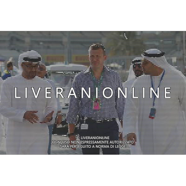Simon Pearce (GBR) Special Advisor to the Chairman of the Executive Affairs Authority (EAA) of Abu Dhabi (Centre). 27.11.2015. Formula 1 World Championship, Rd 19, Abu Dhabi Grand Prix, Yas Marina Circuit, Abu Dhabi, Practice Day. / AGENZIA ALDO LIVERANI SAS - ITALY ONLY EDITORIAL USE ONLY - Gp F1 Abu Dhabi Prove Libere
