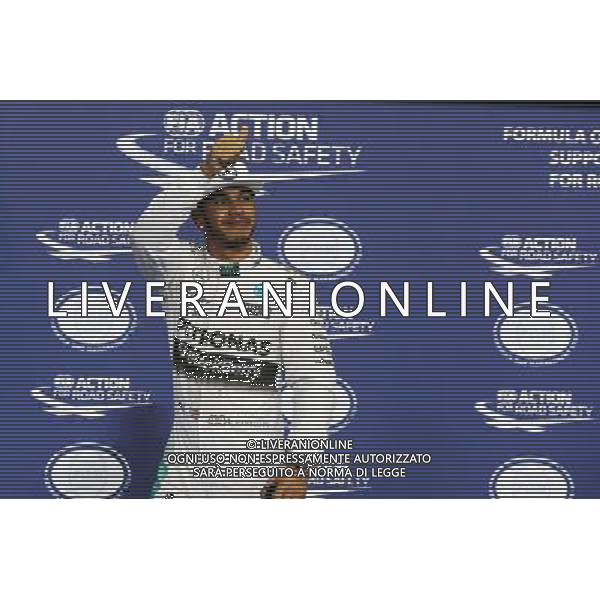 Lewis Hamilton (GBR) Mercedes AMG F1 celebrates his second position in qualifying parc ferme. 28.11.2015. Formula 1 World Championship, Rd 19, Abu Dhabi Grand Prix, Yas Marina Circuit, Abu Dhabi, Qualifying Day. AG ALDO LIVERANI SAS ONLY ITALY