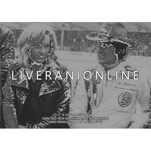 ARTURIO (ARTURO) MERZARIO PILOTA AUTOMOBILISTICO ITALIANO CON LA MOGLIE - RETROSPETTIVA ©ARCHIVIO/AGENZIA ALDO LIVERANI SAS