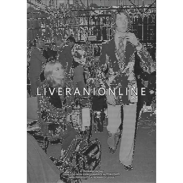 ARTURIO (ARTURO) MERZARIO PILOTA AUTOMOBILISTICO ITALIANO CON LA MOGLIE - RETROSPETTIVA ©ARCHIVIO/AGENZIA ALDO LIVERANI SAS