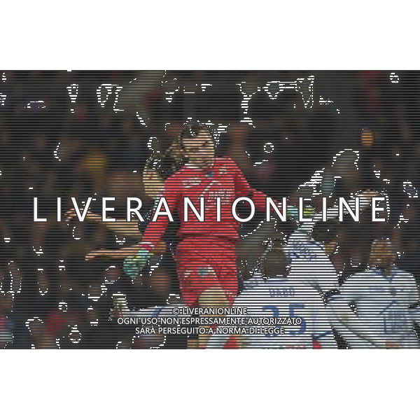 Paul Bernardoni / Zlatan Ibrahimovic - 28.11.2015 - PSG / Troyes - 15eme journee de Ligue 1 Photo : Andre Ferreira / Icon Sport AG ALDO LIVERANI SAS ONLY ITALY