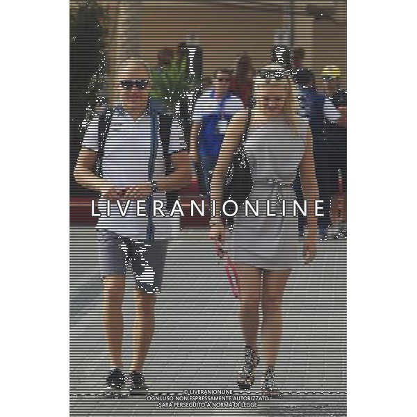 Valtteri Bottas (FIN) Williams with his girlfriend Emilia Pikkarainen (FIN). 29.11.2015. Formula 1 World Championship, Rd 19, Abu Dhabi Grand Prix, Yas Marina Circuit, Abu Dhabi, Race Day. AG ALDO LIVERANI SAS ONLY ITALY