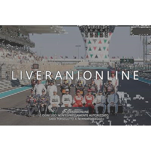 The drivers\' end of season group photograph. 29.11.2015. Formula 1 World Championship, Rd 19, Abu Dhabi Grand Prix, Yas Marina Circuit, Abu Dhabi, Race Day. AG ALDO LIVERANI SAS ONLY ITALY