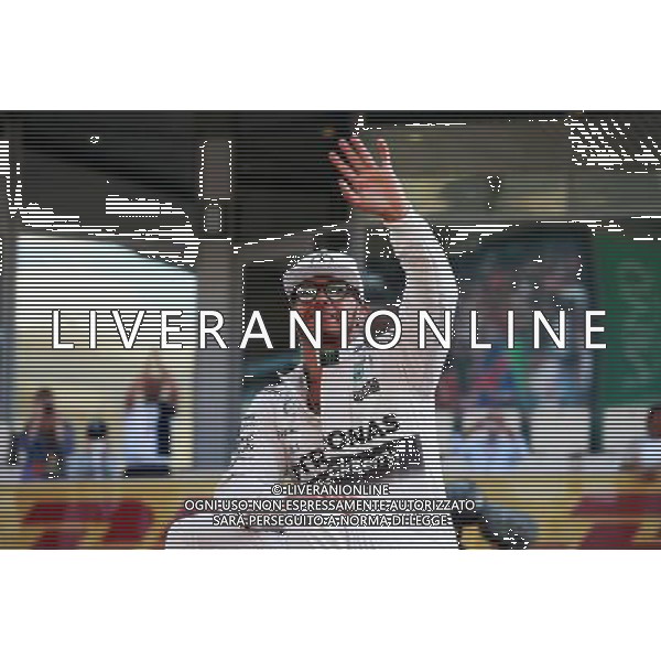 Lewis Hamilton (GBR) Mercedes AMG F1 on the drivers parade. 29.11.2015. Formula 1 World Championship, Rd 19, Abu Dhabi Grand Prix, Yas Marina Circuit, Abu Dhabi, Race Day. AG ALDO LIVERANI SAS ONLY ITALY