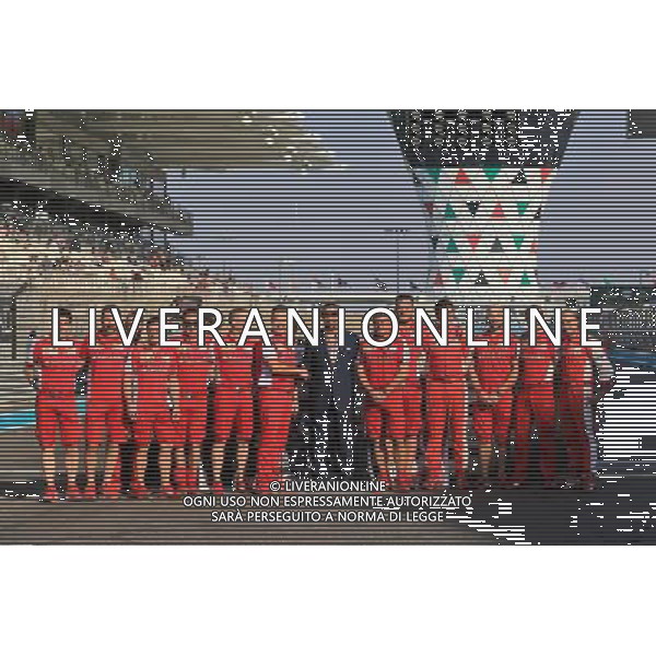 The Ferrari mechanics\' end of season group photograph. 29.11.2015. Formula 1 World Championship, Rd 19, Abu Dhabi Grand Prix, Yas Marina Circuit, Abu Dhabi, Race Day. AG ALDO LIVERANI SAS ONLY ITALY