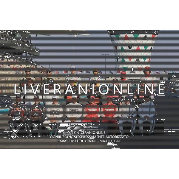 The drivers\' end of season group photograph. 29.11.2015. Formula 1 World Championship, Rd 19, Abu Dhabi Grand Prix, Yas Marina Circuit, Abu Dhabi, Race Day. AG ALDO LIVERANI SAS ONLY ITALY