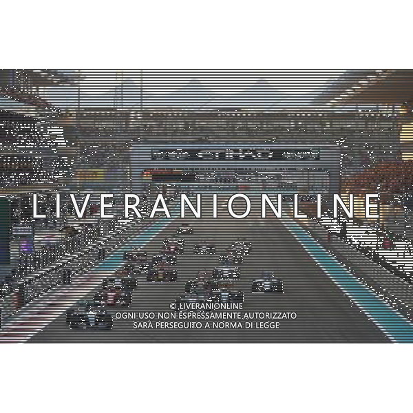 Lewis Hamilton (GBR) Mercedes AMG F1 W06 leads at the start of the race. 29.11.2015. Formula 1 World Championship, Rd 19, Abu Dhabi Grand Prix, Yas Marina Circuit, Abu Dhabi, Race Day. AG ALDO LIVERANI SAS ONLY ITALY
