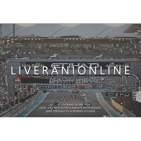 Nico Rosberg (GER) Mercedes AMG F1 W06 on pole at the start of the race. 29.11.2015. Formula 1 World Championship, Rd 19, Abu Dhabi Grand Prix, Yas Marina Circuit, Abu Dhabi, Race Day. AG ALDO LIVERANI SAS ONLY ITALY