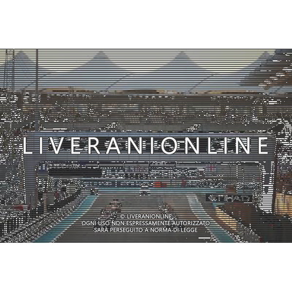 Lewis Hamilton (GBR) Mercedes AMG F1 W06 leads at the start of the race. 29.11.2015. Formula 1 World Championship, Rd 19, Abu Dhabi Grand Prix, Yas Marina Circuit, Abu Dhabi, Race Day. AG ALDO LIVERANI SAS ONLY ITALY
