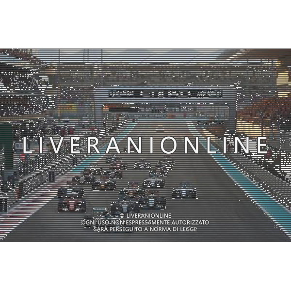 Lewis Hamilton (GBR) Mercedes AMG F1 W06 leads at the start of the race. 29.11.2015. Formula 1 World Championship, Rd 19, Abu Dhabi Grand Prix, Yas Marina Circuit, Abu Dhabi, Race Day. AG ALDO LIVERANI SAS ONLY ITALY