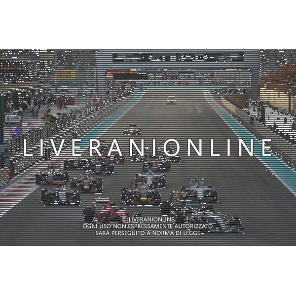 Lewis Hamilton (GBR) Mercedes AMG F1 W06 and Kimi Raikkonen (FIN) Ferrari SF15-T at the start of the race. 29.11.2015. Formula 1 World Championship, Rd 19, Abu Dhabi Grand Prix, Yas Marina Circuit, Abu Dhabi, Race Day. AG ALDO LIVERANI SAS ONLY ITALY