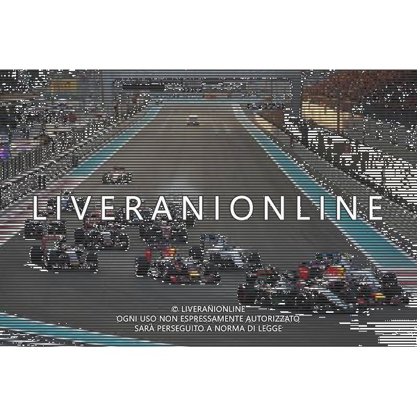 Fernando Alonso (ESP) McLaren MP4-30 makes contact with Felipe Nasr (BRA) Sauber C34 at the start of the race. 29.11.2015. Formula 1 World Championship, Rd 19, Abu Dhabi Grand Prix, Yas Marina Circuit, Abu Dhabi, Race Day. AG ALDO LIVERANI SAS ONLY ITALY