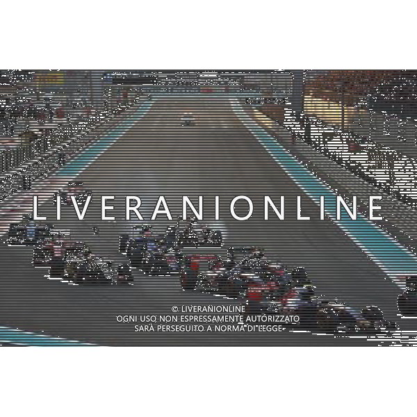 Fernando Alonso (ESP) McLaren MP4-30 makes contact with Felipe Nasr (BRA) Sauber C34 at the start of the race. 29.11.2015. Formula 1 World Championship, Rd 19, Abu Dhabi Grand Prix, Yas Marina Circuit, Abu Dhabi, Race Day. AG ALDO LIVERANI SAS ONLY ITALY