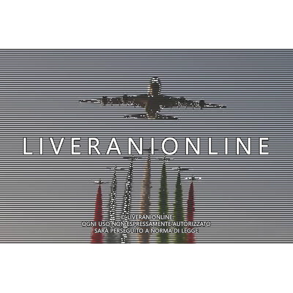 An Etihad plane flies over the grid. 29.11.2015. Formula 1 World Championship, Rd 19, Abu Dhabi Grand Prix, Yas Marina Circuit, Abu Dhabi, Race Day. AG ALDO LIVERANI SAS ONLY ITALY