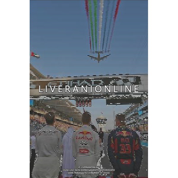 An Etihad plane flies over the grid. 29.11.2015. Formula 1 World Championship, Rd 19, Abu Dhabi Grand Prix, Yas Marina Circuit, Abu Dhabi, Race Day. AG ALDO LIVERANI SAS ONLY ITALY