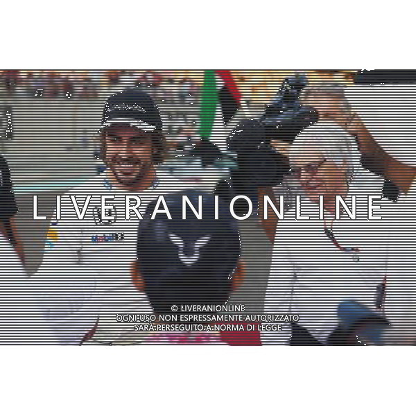 Fernando Alonso (ESP) McLaren with Bernie Ecclestone (GBR) on the grid. 29.11.2015. Formula 1 World Championship, Rd 19, Abu Dhabi Grand Prix, Yas Marina Circuit, Abu Dhabi, Race Day. AG ALDO LIVERANI SAS ONLY ITALY