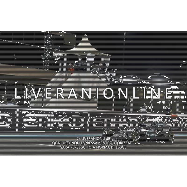 Race winner Lewis Hamilton (GBR) Mercedes AMG F1 W06 celebrates as he takes the chequered flag at the end of the race. 29.11.2015. Formula 1 World Championship, Rd 19, Abu Dhabi Grand Prix, Yas Marina Circuit, Abu Dhabi, Race Day. AG ALDO LIVERANI SAS ONLY ITALY