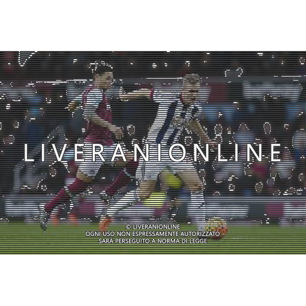 West Bromwich Albion\'s Darren Fletcher under pressure from West Ham United\'s Mauro Zarate Photographer Craig Mercer/CameraSport Football - Barclays Premiership - West Ham United v West Bromwich Albion - Sunday 29th November 2015 - Boleyn Ground - London © CameraSport - 43 Linden Ave. Countesthorpe. Leicester. England. LE8 5PG - Tel: +44 (0) 116 277 4147 - admin@camerasport.com - www.camerasport.com AG ALDO LIVERANI SAS ONLY ITALY