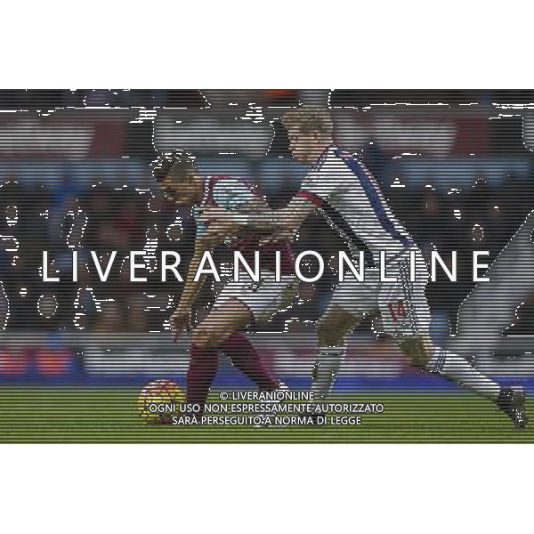 West Ham United\'s Manuel Lanzini shields the ball from West Bromwich Albion\'s James McClean Photographer Craig Mercer/CameraSport Football - Barclays Premiership - West Ham United v West Bromwich Albion - Sunday 29th November 2015 - Boleyn Ground - London © CameraSport - 43 Linden Ave. Countesthorpe. Leicester. England. LE8 5PG - Tel: +44 (0) 116 277 4147 - admin@camerasport.com - www.camerasport.com AG ALDO LIVERANI SAS ONLY ITALY