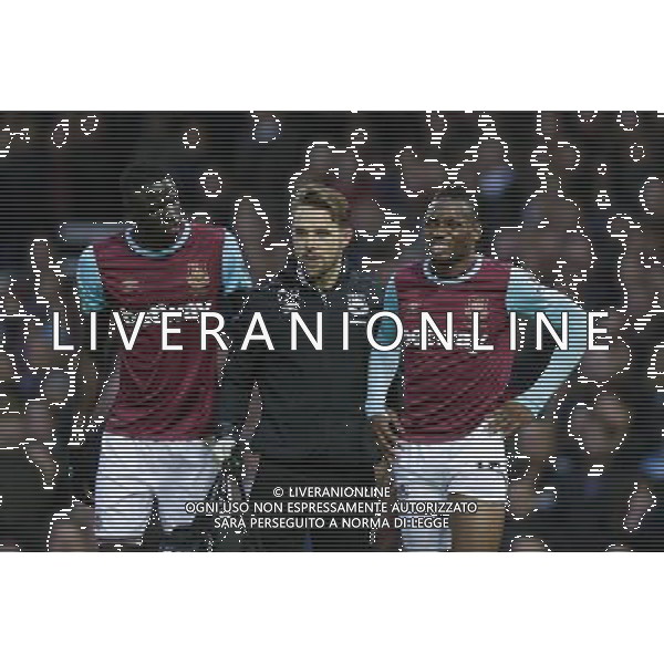 West Ham United\'s Diafra Sakho winces in pain and has to go off with an apparent hamstring problem Photographer Craig Mercer/CameraSport Football - Barclays Premiership - West Ham United v West Bromwich Albion - Sunday 29th November 2015 - Boleyn Ground - London © CameraSport - 43 Linden Ave. Countesthorpe. Leicester. England. LE8 5PG - Tel: +44 (0) 116 277 4147 - admin@camerasport.com - www.camerasport.com AG ALDO LIVERANI SAS ONLY ITALY