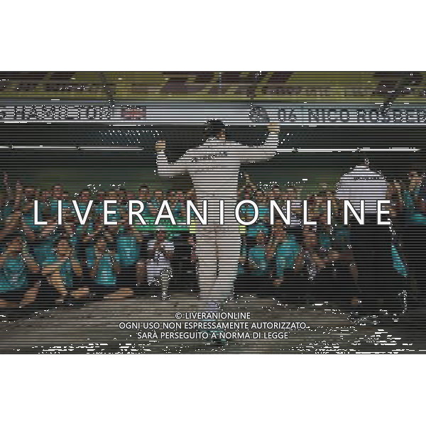 Race winner Nico Rosberg (GER) Mercedes AMG F1 celebrates with the team. 29.11.2015. Formula 1 World Championship, Rd 19, Abu Dhabi Grand Prix, Yas Marina Circuit, Abu Dhabi, Race Day. AG ALDO LIVERANI SAS ONLY ITALY