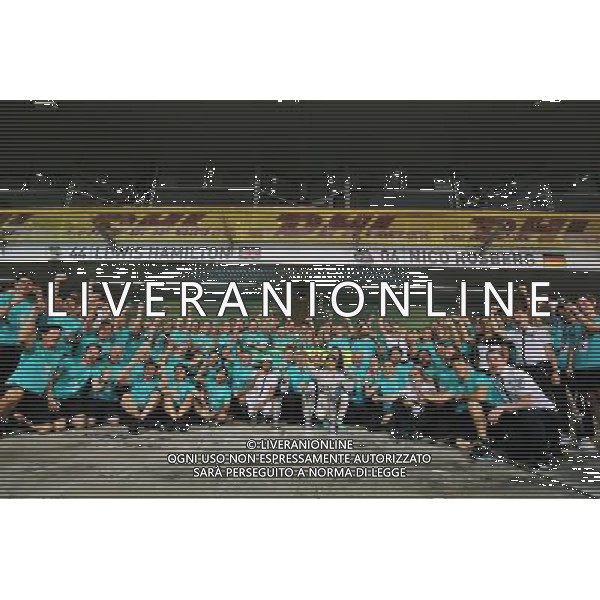 Race winner Nico Rosberg (GER) Mercedes AMG F1 celebrates with team mate Lewis Hamilton (GBR) Mercedes AMG F1 and the team. 29.11.2015. Formula 1 World Championship, Rd 19, Abu Dhabi Grand Prix, Yas Marina Circuit, Abu Dhabi, Race Day. AG ALDO LIVERANI SAS ONLY ITALY