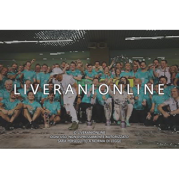 Race winner Nico Rosberg (GER) Mercedes AMG F1 celebrates with team mate Lewis Hamilton (GBR) Mercedes AMG F1 and the team. 29.11.2015. Formula 1 World Championship, Rd 19, Abu Dhabi Grand Prix, Yas Marina Circuit, Abu Dhabi, Race Day. AG ALDO LIVERANI SAS ONLY ITALY