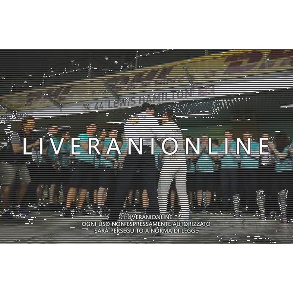 Nico Rosberg (GER) Mercedes AMG F1 celebrates with Toto Wolff (GER) Mercedes AMG F1 Shareholder and Executive Director and the team. 29.11.2015. Formula 1 World Championship, Rd 19, Abu Dhabi Grand Prix, Yas Marina Circuit, Abu Dhabi, Race Day. AG ALDO LIVERANI SAS ONLY ITALY