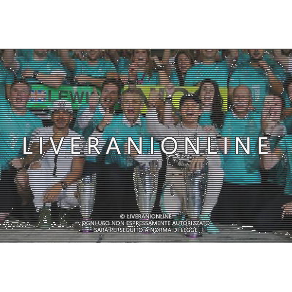 Race winner Nico Rosberg (GER) Mercedes AMG F1 celebrates with team mate Lewis Hamilton (GBR) Mercedes AMG F1 and the team. 29.11.2015. Formula 1 World Championship, Rd 19, Abu Dhabi Grand Prix, Yas Marina Circuit, Abu Dhabi, Race Day. AG ALDO LIVERANI SAS ONLY ITALY