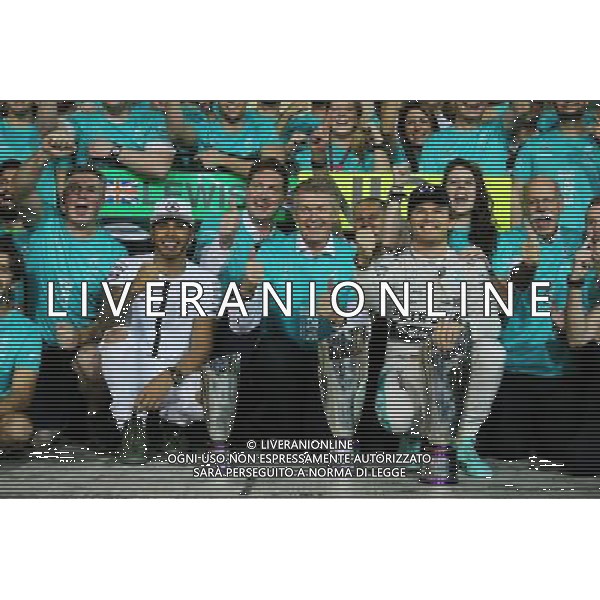 Race winner Nico Rosberg (GER) Mercedes AMG F1 celebrates with team mate Lewis Hamilton (GBR) Mercedes AMG F1 and the team. 29.11.2015. Formula 1 World Championship, Rd 19, Abu Dhabi Grand Prix, Yas Marina Circuit, Abu Dhabi, Race Day. AG ALDO LIVERANI SAS ONLY ITALY