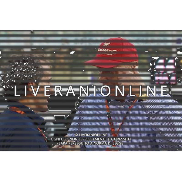 (L to R): Alain Prost (FRA) with Niki Lauda (AUT) Mercedes Non-Executive Chairman on the grid. 29.11.2015. Formula 1 World Championship, Rd 19, Abu Dhabi Grand Prix, Yas Marina Circuit, Abu Dhabi, Race Day. AG ALDO LIVERANI SAS ONLY ITALY