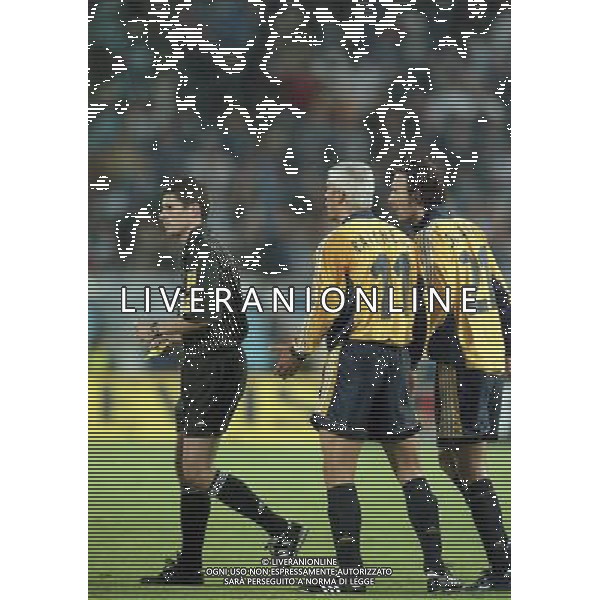 21-04-1999 SEMIFINALE DI COPPA UEFA BOLOGNA-MARSIGLIA NELLA FOTO FABRIZIO RAVANELLI-DUGARRY-ARBITRO MERK AG ALDO LIVERANI SAS
