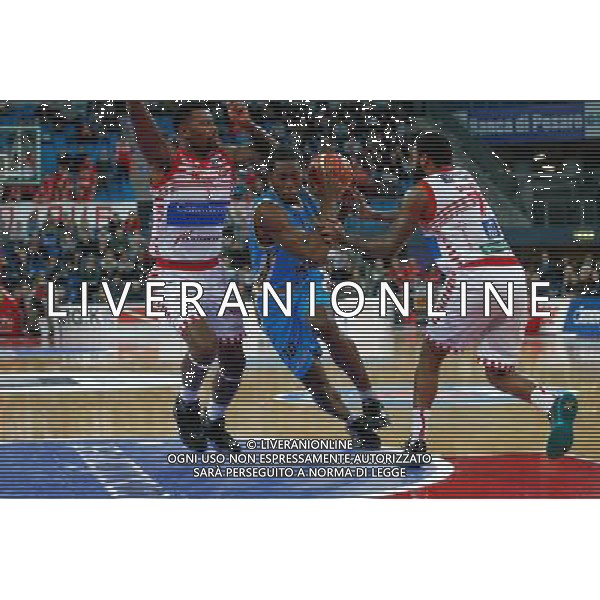 Lega Basket serie A, Consultinvest Pesaro vs Vanoli Cremona, 30/11/2015, nella foto BILIGHA PAUL STEPHAN, VANOLI CREMONA CERCA VARCO PER PASSARE , ©CLAUDIO ZAMAGNI/AGENZIA ALDO LIVERANI