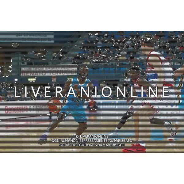 Lega Basket serie A, Consultinvest Pesaro vs Vanoli Cremona, 30/11/2015, nella foto ADEGBOYE OGOOLUWA, VANOLI CREMONA CERCA ATTACCA , ©CLAUDIO ZAMAGNI/AGENZIA ALDO LIVERANI,